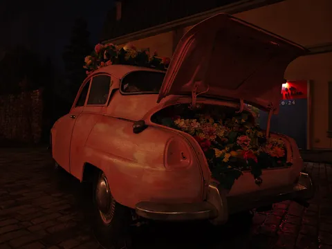 花と夜のクラシックカー