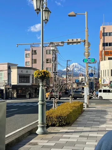 富士山と街並みのコントラスト
