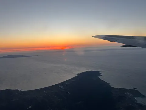 空と海と飛行機雲、旅の始まり
