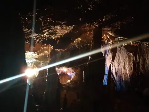 神秘的な洞窟探検、光の筋が道標