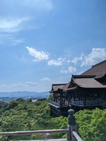 青空に映える古刹の絶景
