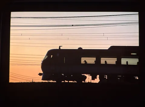 茜空を走る電車