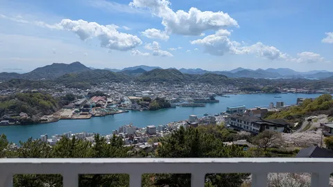 陽光きらめく湾岸の街