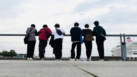 港の風を頼りに集う影
