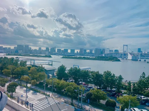 都会と水辺の間の光景