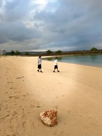 雨上がりの静かな浜辺
