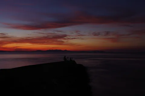 夕暮れの岬と静かな海