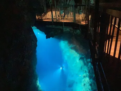 神秘的な青に吸い込まれる水中洞窟
