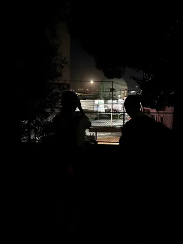 夜の影に灯りが揺れる