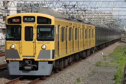 鮮やかにレールを進む黄色い電車
