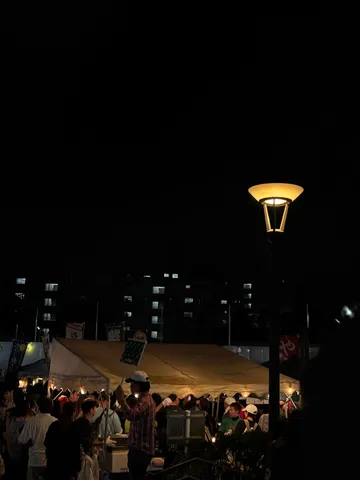 夜の灯りと人だかり