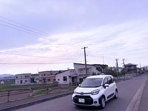 電線と夕暮れの住宅街