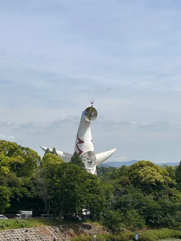 太陽の塔、緑と空のコントラスト