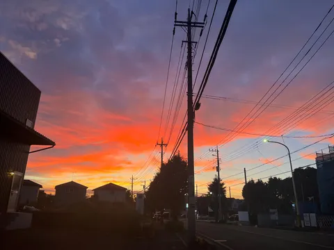 電線越しのドラマチックな空