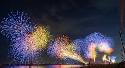 夜空を彩る花火のシンフォニー