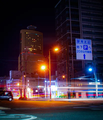 夜の街に走る光の痕跡