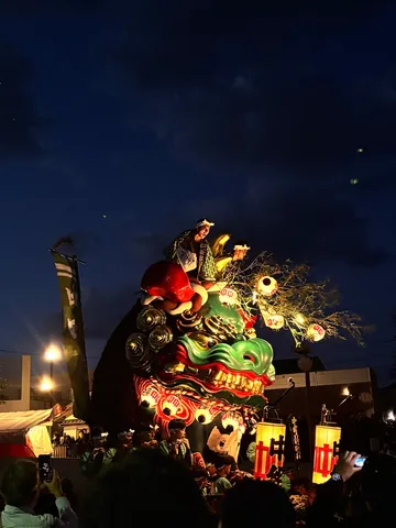 夜空に光る祭りの灯火