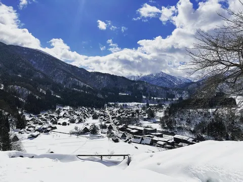 雪化粧の里、空からの贈り物