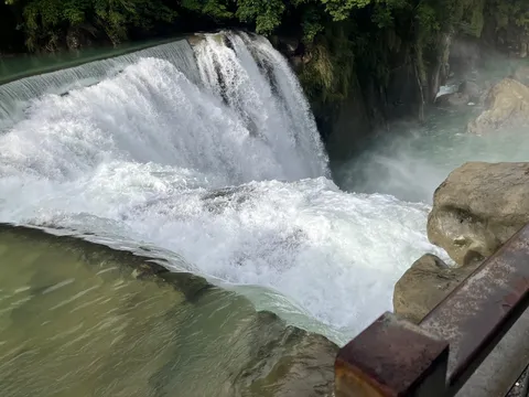 水流の迫力と静寂