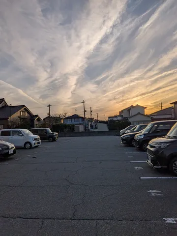 夕暮れの駐車場、静かな時間