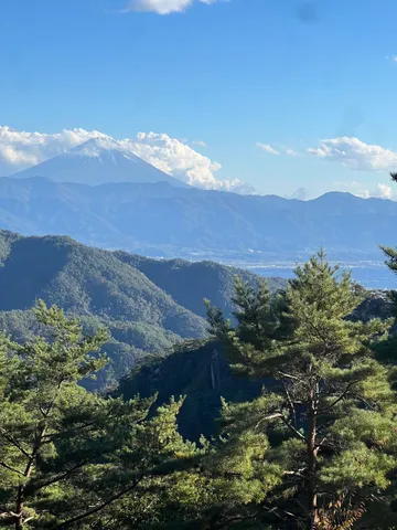 青と緑の山影に広がる静寂