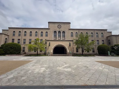 歴史を感じさせる壮大な建築
