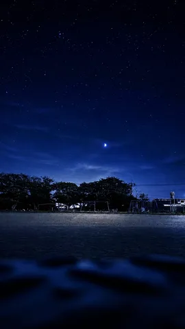 夜空と静かな海辺の輝き