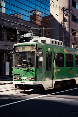 街角を走る緑の列車