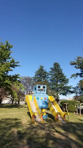 青空の下、ロボット遊具の佇まい