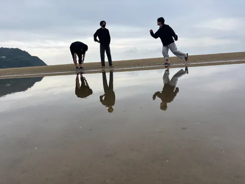 水たまりに映る、不思議な休日