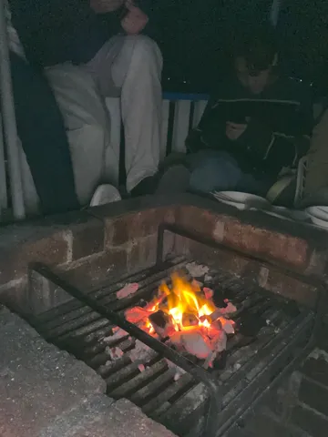焚き火を囲む夜の集い