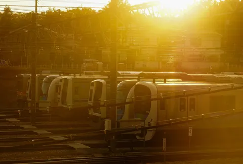 黄金色に輝く車両基地
