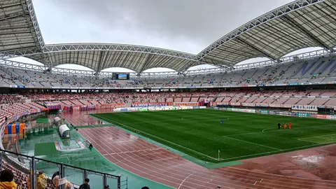 雨上がりのスタジアム光景