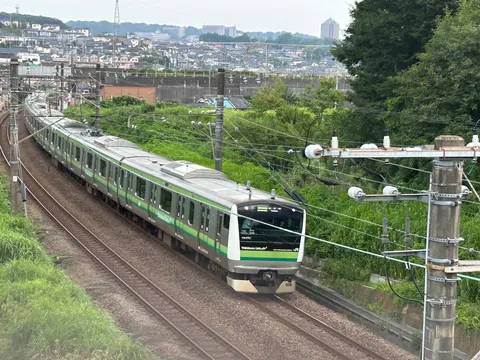 郊外を走る緑の列車
