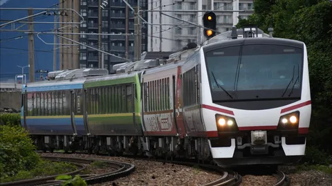 カーブをゆくカラフルな列車の旅
