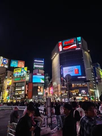 煌めく夜の都市の鼓動