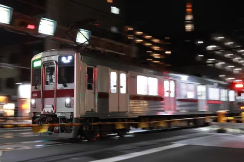 夜の線路を走る電車の残像