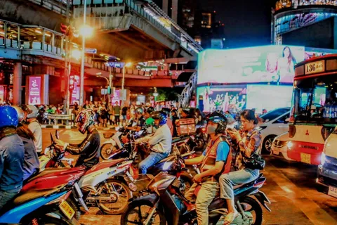 光とバイクの交差点