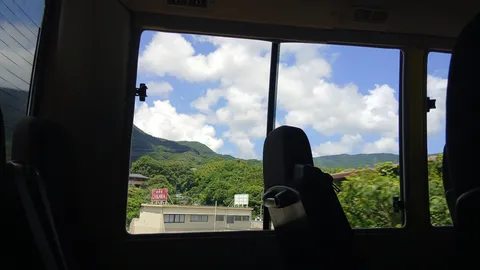 緑深き山々と青空のコントラスト