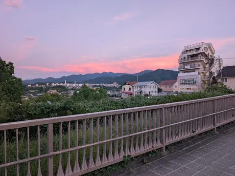 夕暮れ、街の灯りと山の稜線