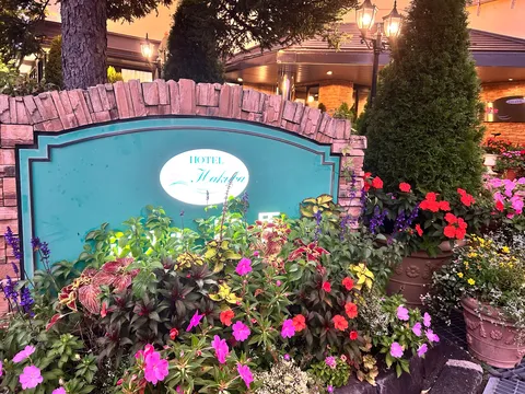 花と灯りの温かな夜景