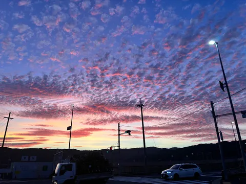 夕景の空に波打つ雲