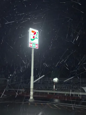 雪降る夜のセブンイレブン