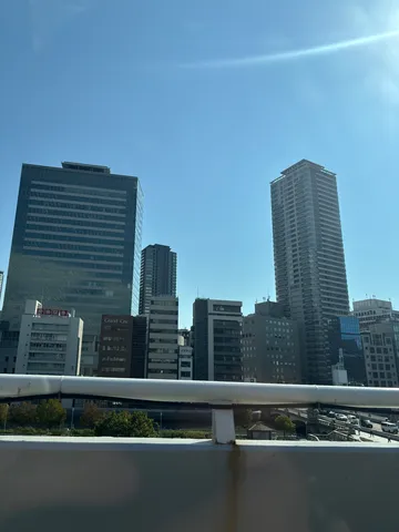 青空と高層ビル群のコントラスト