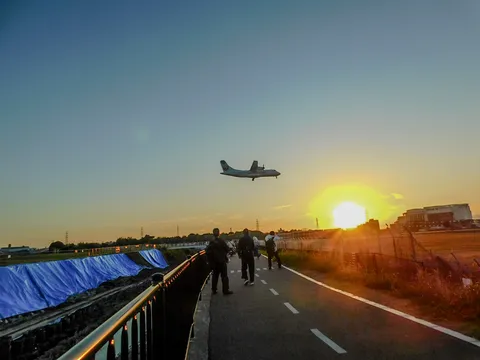 夕日と飛行機、旅立ちの瞬間