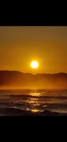 水平線に沈む太陽