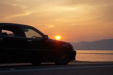 夕陽と黒い車影