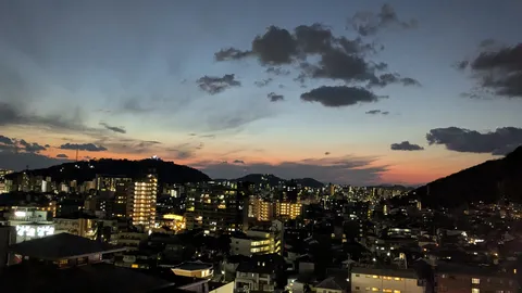 黄昏に染まる街の灯り