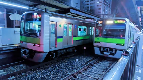 二つの列車、光る夜の駅