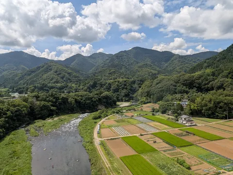 翠と水の響き、里山の情景